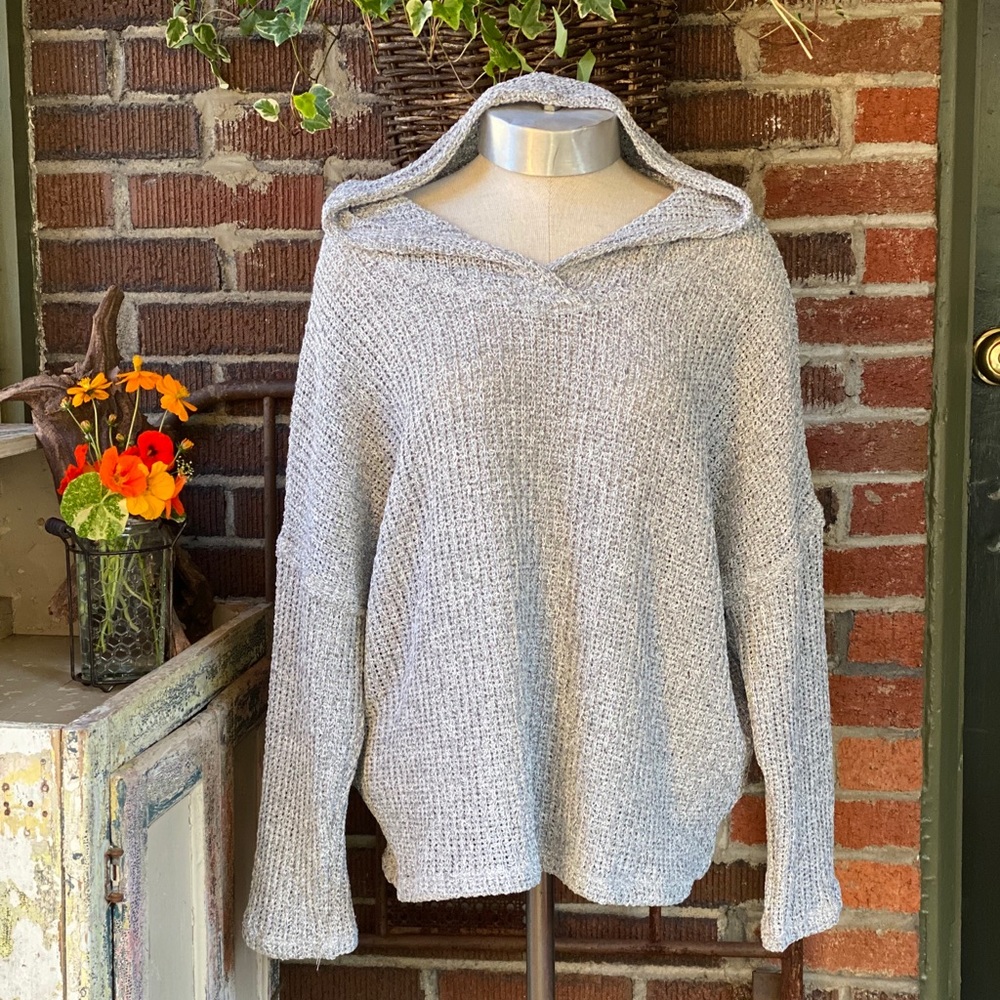 Jolie grey and white marled loose weave coastal pullover hoodie. Size 2XL